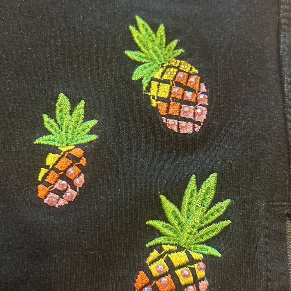 Quaker Factory Dream Jeanne’s 5 pocket Crop Pant Sz Small - pineapple design - Picture 6 of 7